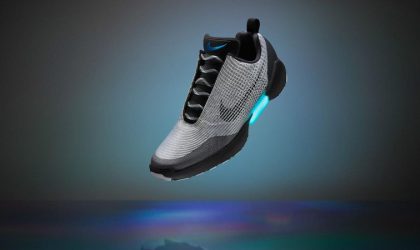 Nike prezanton atletet vetë-lidhëse