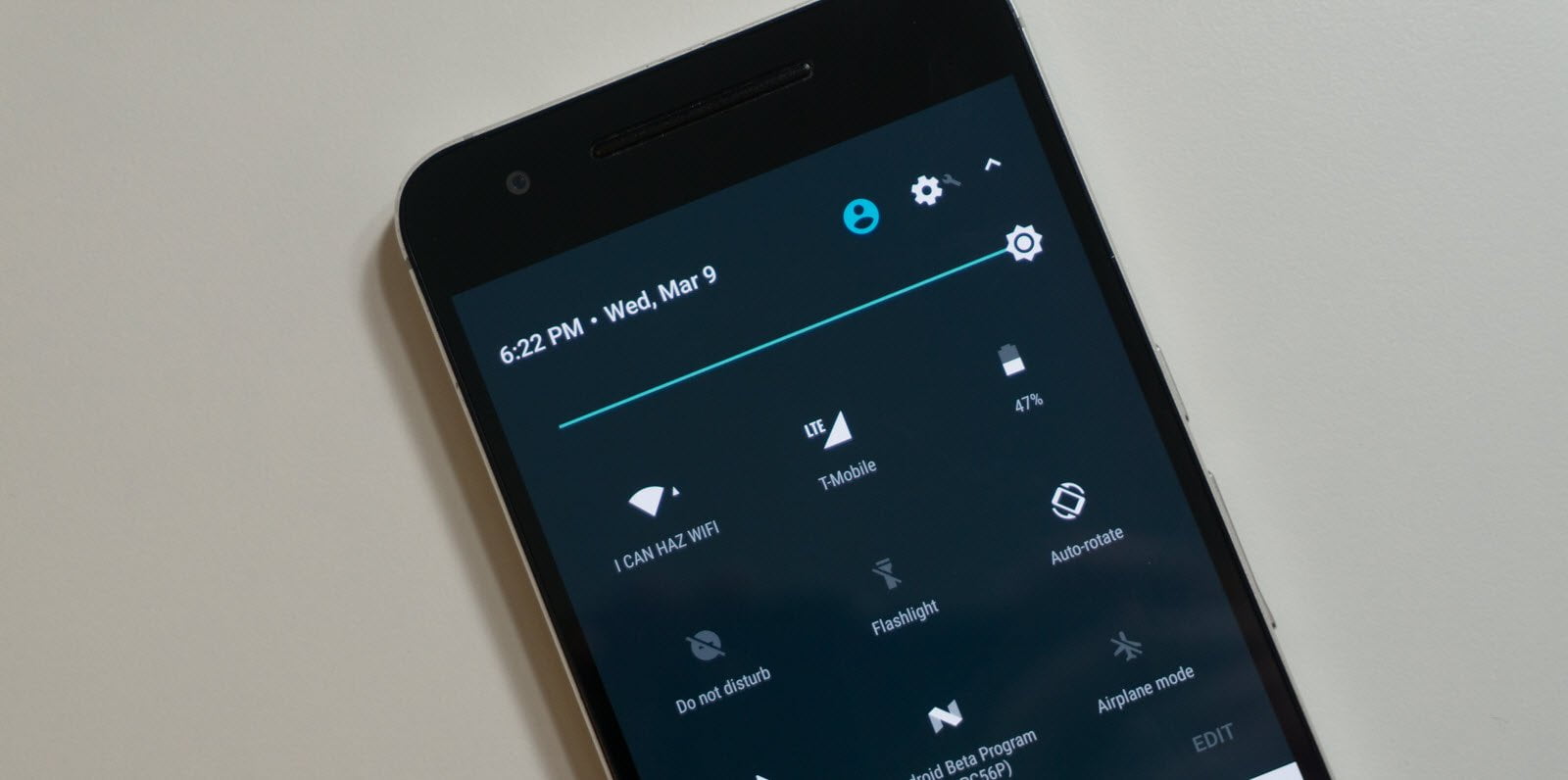 Android N lejon zhvilluesit të përcaktojn “tilet” e tyre tek “Quick Settings”