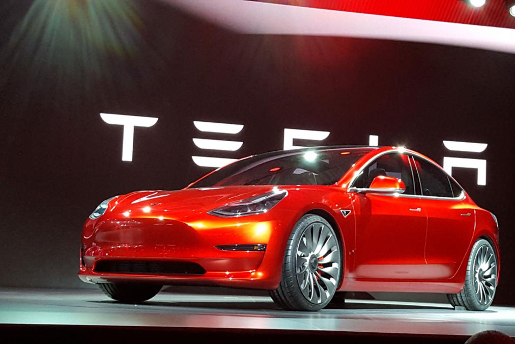 Prezantohet makina elektrike e shumëpritur Tesla Model 3, shitjet do të fillojnë në 2017-ën dhe çmimi do të nisë nga $35,000