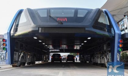 Kina ndërton me të vërtetë autobusin që udhëton mbi trafik