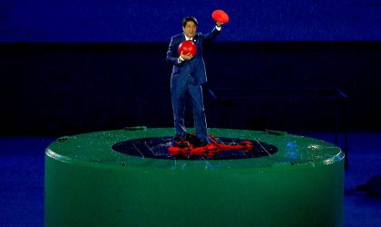 Kryeministri i Japonisë Shinzō Abe shfaqet në ceremoninë mbyllëse të lojërave Olimpike i veshur si Super Mario